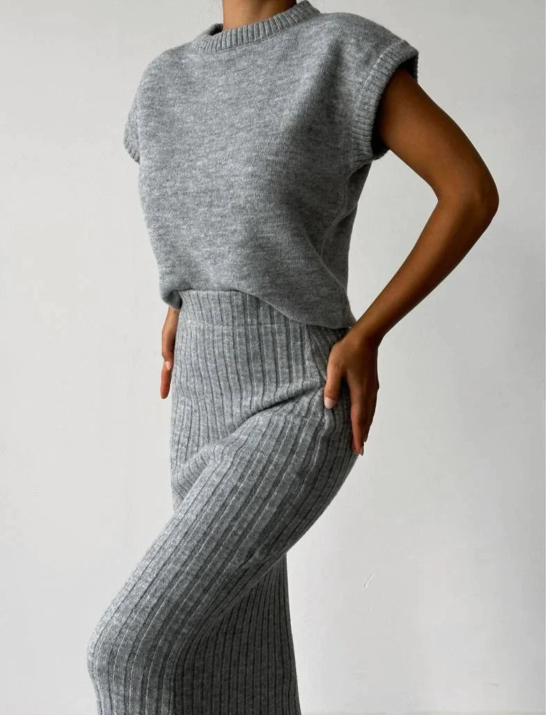 Sleeveless cardigan and knit skirt