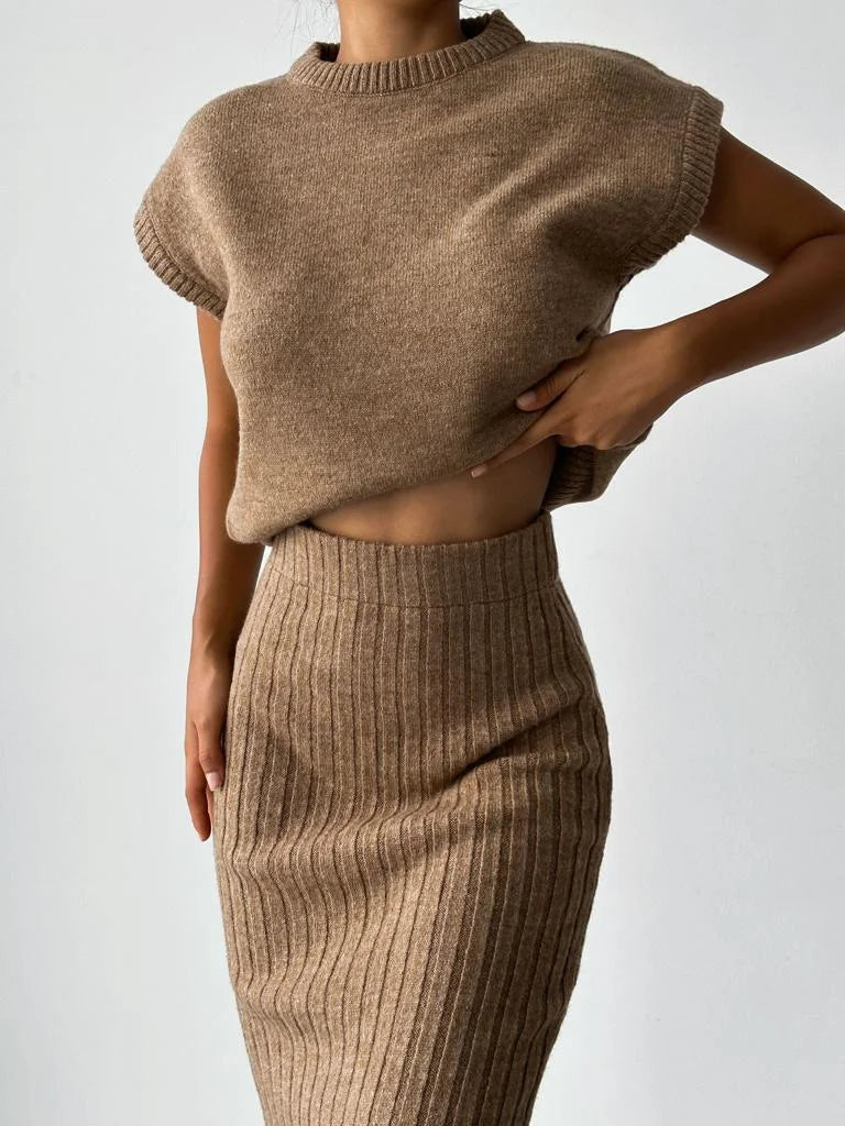 Sleeveless cardigan and knit skirt