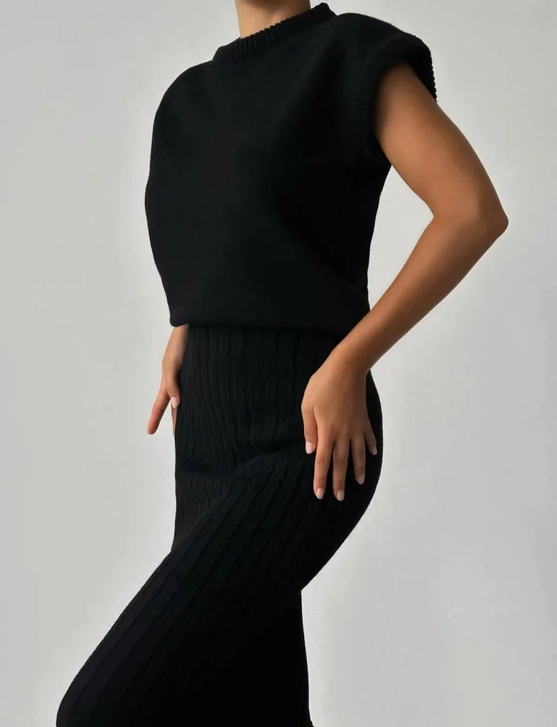 Sleeveless cardigan and knit skirt