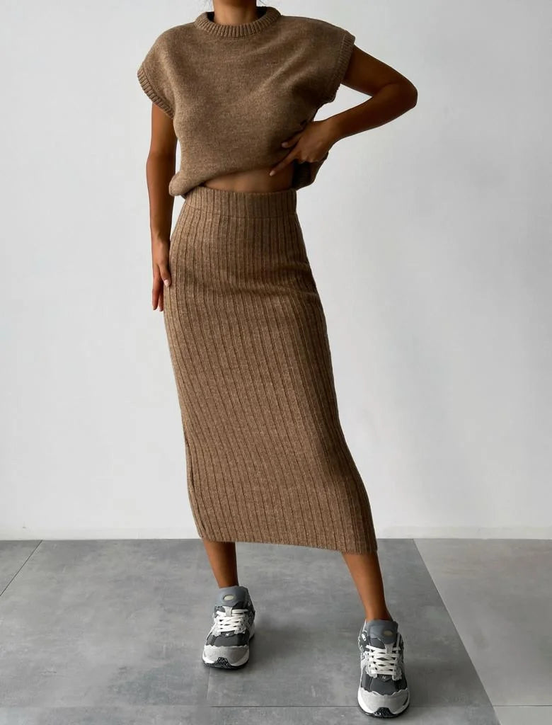 Sleeveless cardigan and knit skirt