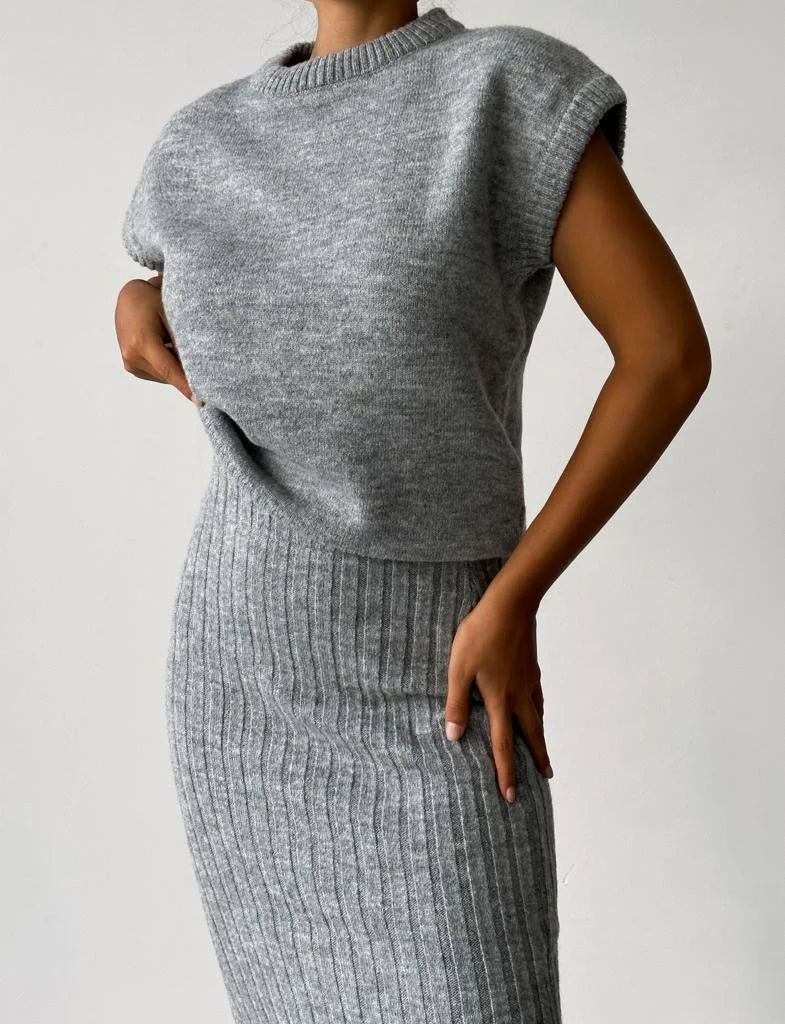 Sleeveless cardigan and knit skirt