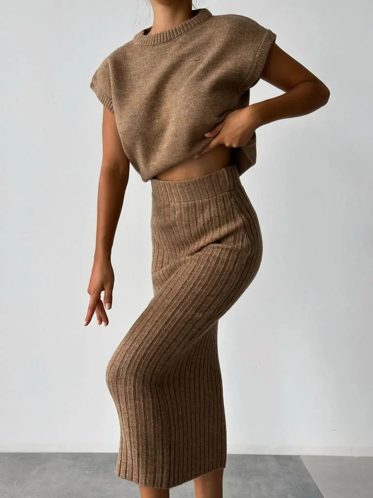 Sleeveless cardigan and knit skirt