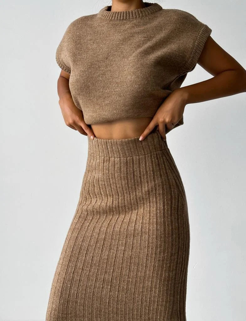 Sleeveless cardigan and knit skirt