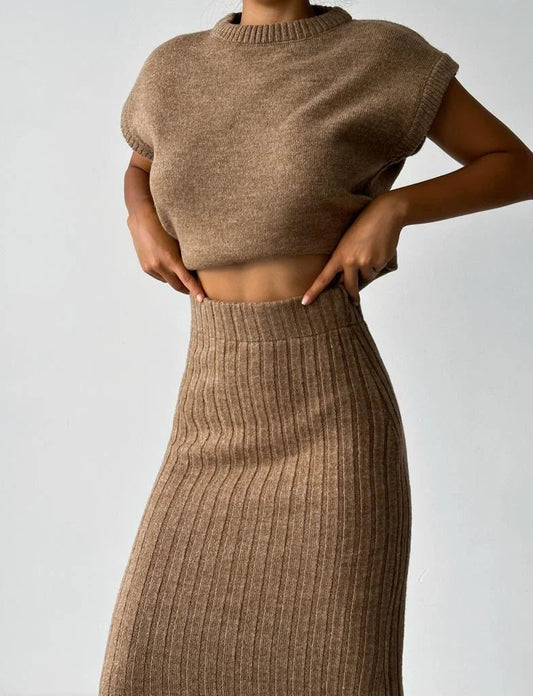 Sleeveless cardigan and knit skirt