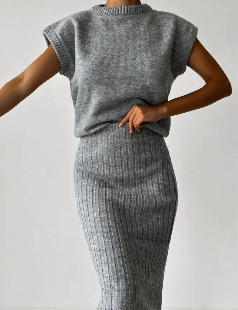 Sleeveless cardigan and knit skirt